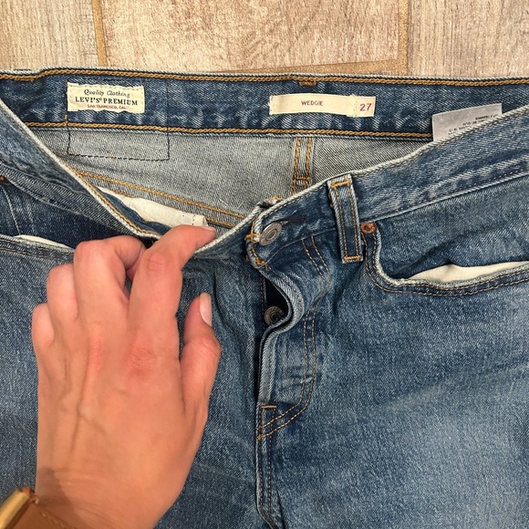 Levi’s Women’s Jeans Capital E Tag Wedgie Straight Medium Wash High Waisted - Picture 4 of 9